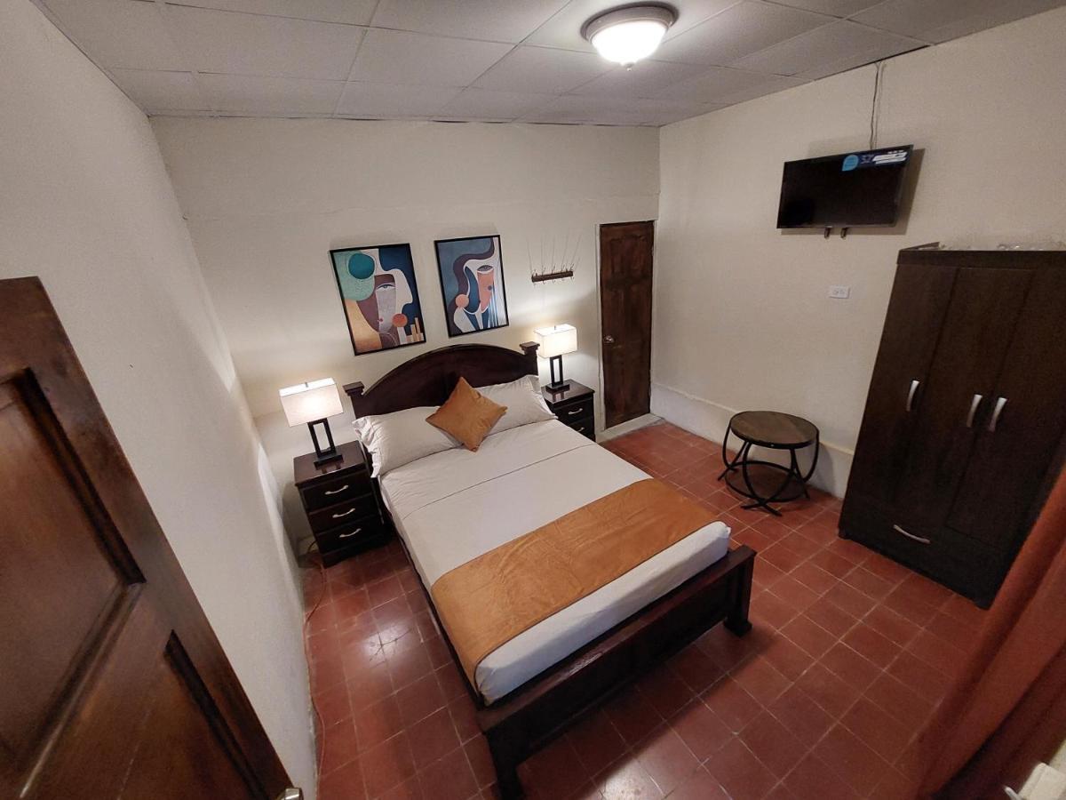 Hospedaje Los Lirios Chitre Bagian luar foto