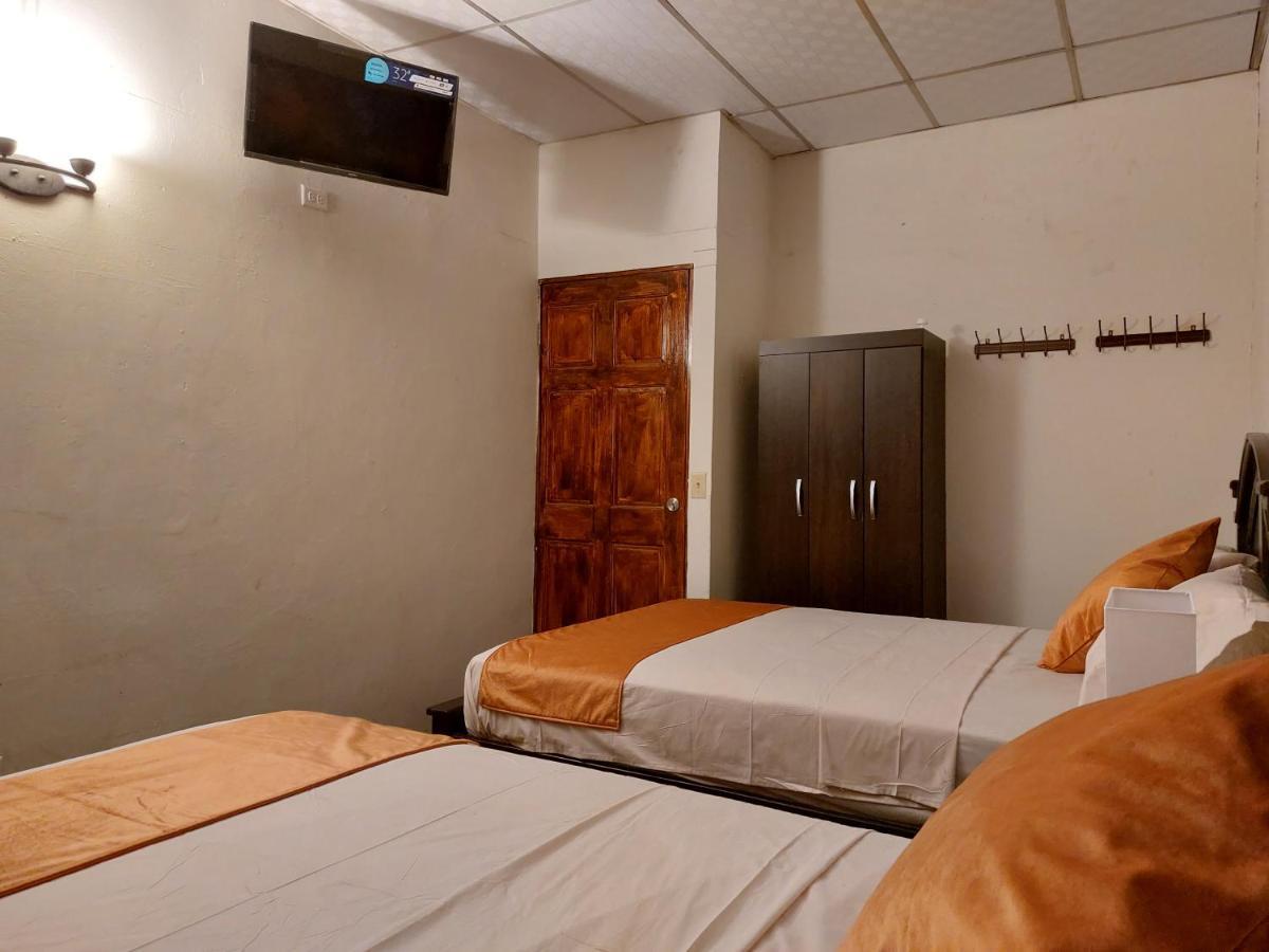 Hospedaje Los Lirios Chitre Bagian luar foto