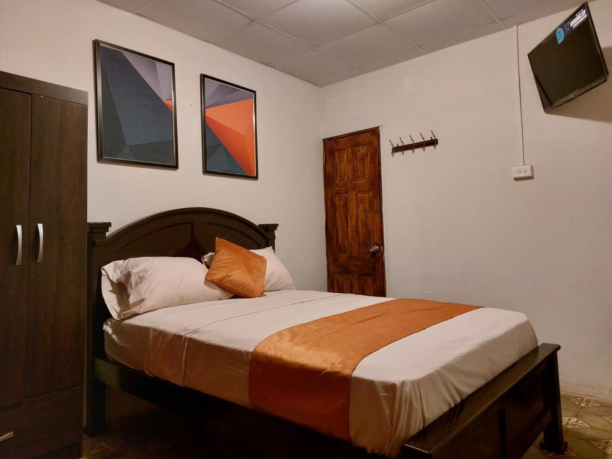Hospedaje Los Lirios Chitre Bagian luar foto