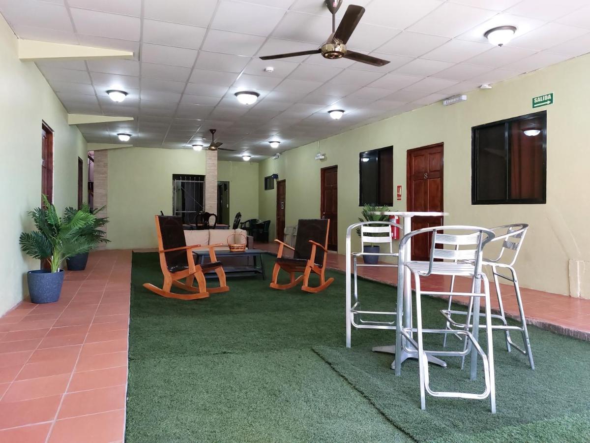 Hospedaje Los Lirios Chitre Bagian luar foto