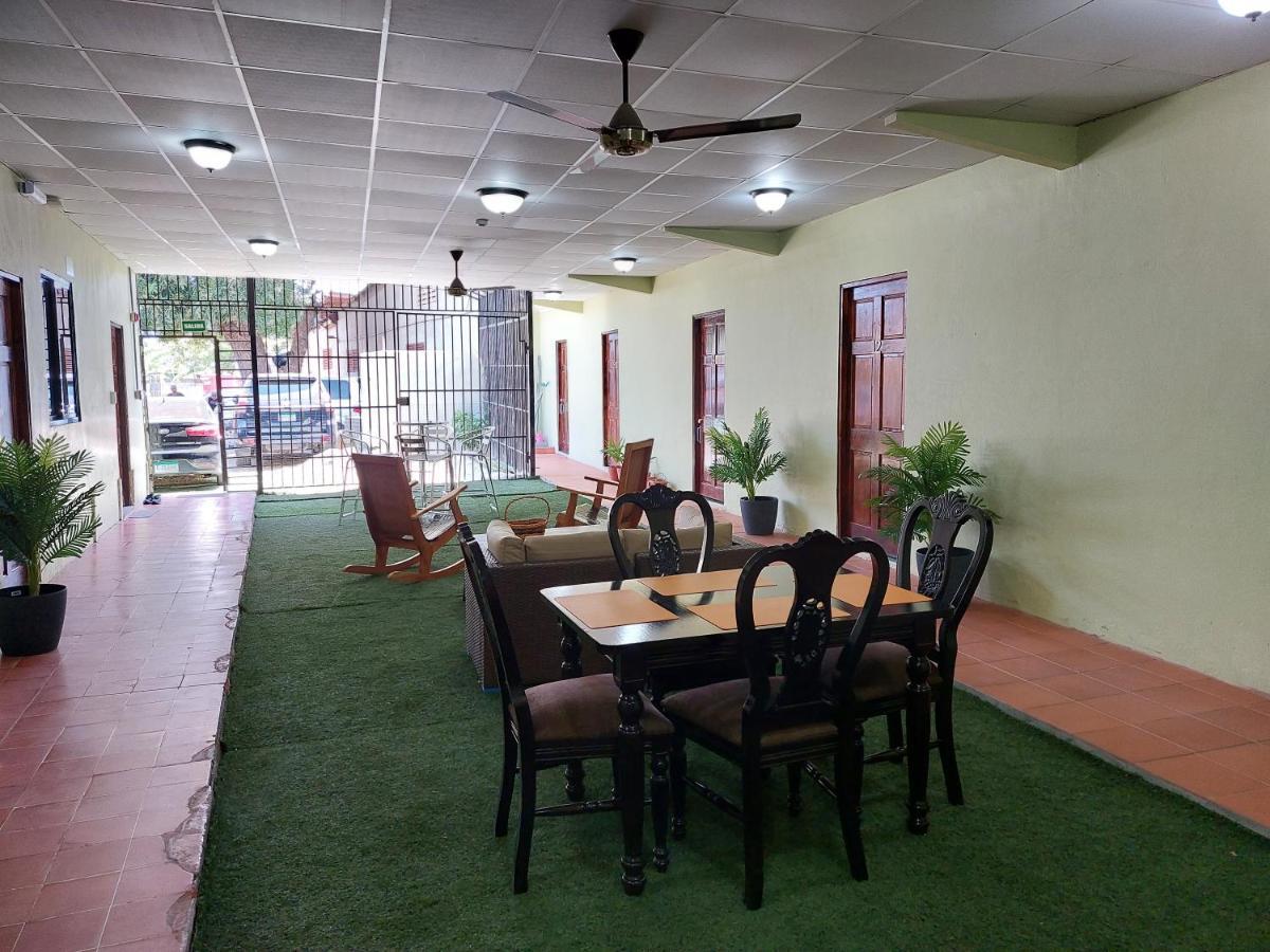 Hospedaje Los Lirios Chitre Bagian luar foto